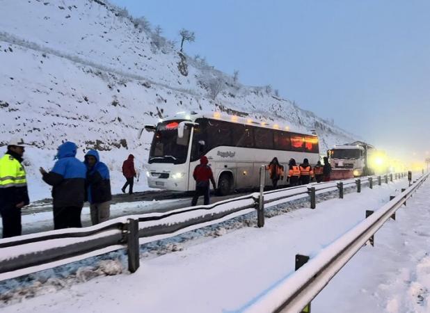 تردد در برخی محورهای خراسان شمالی تنها با زنجیر چرخ ممکن است